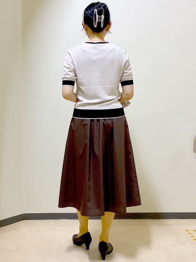 ベージュ系のニット/セーター、ベージュ系のカーディガン/ボレロ、ブラウン系のスカートを着用したレディースの夏コーディネートの3枚目の写真