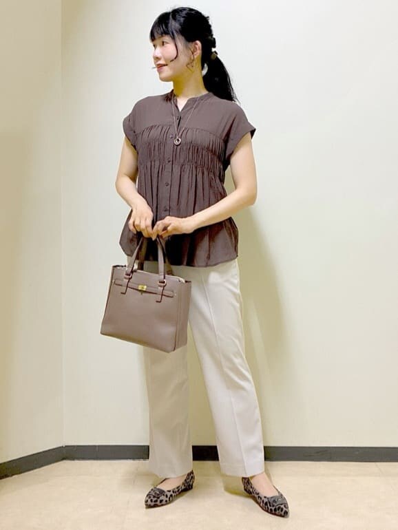 ブラウン系のシャツ/ブラウス、ベージュ系のその他パンツ、ブラウン系のハンドバッグを着用したレディースの秋コーディネートの6枚目の写真