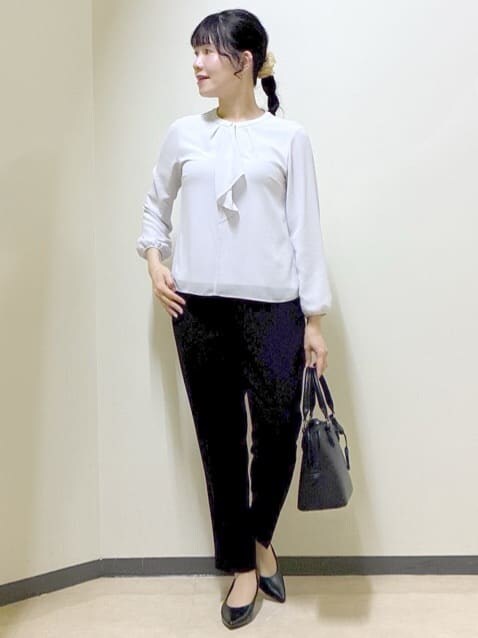 グレー系のシャツ/ブラウス、ブラック系のその他パンツ、ブラック系のノーカラージャケットを着用したレディースの春コーディネートの5枚目の写真
