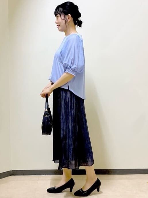 ブルー系のシャツ/ブラウス、ブラック系のスカート、ブルー系のショルダーバッグを着用したレディースの秋コーディネートの2枚目の写真