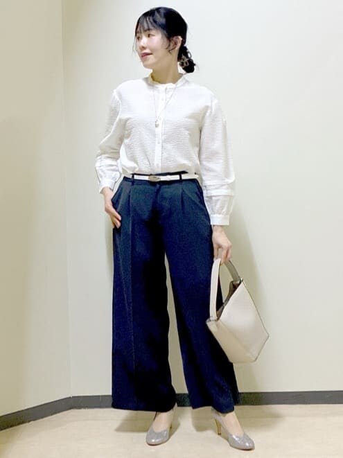 グリーン系のノーカラージャケット、ブルー系のその他パンツ、パープル系のカーディガン/ボレロを着用したレディースの春コーディネートの9枚目の写真