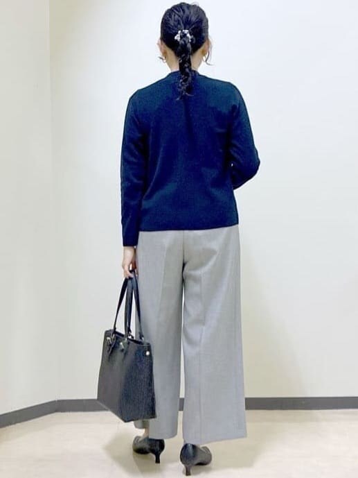 ブルー系のカーディガン/ボレロ、ブルー系のニット/セーター、グレー系のその他パンツを着用したレディースの冬コーディネートの3枚目の写真