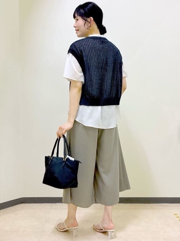 ベージュ系のシャツ/ブラウス、グレー系のタンクトップ、ブラック系のニット/セーターを着用したレディースの夏コーディネートの10枚目の写真