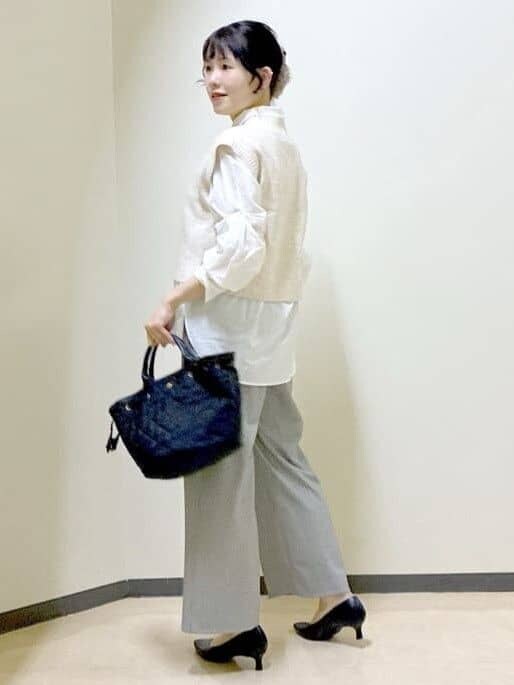 ブラック系のその他パンツ、ブラック系のトートバッグ、ゴールド系のネックレスを着用したレディースの冬コーディネートの4枚目の写真
