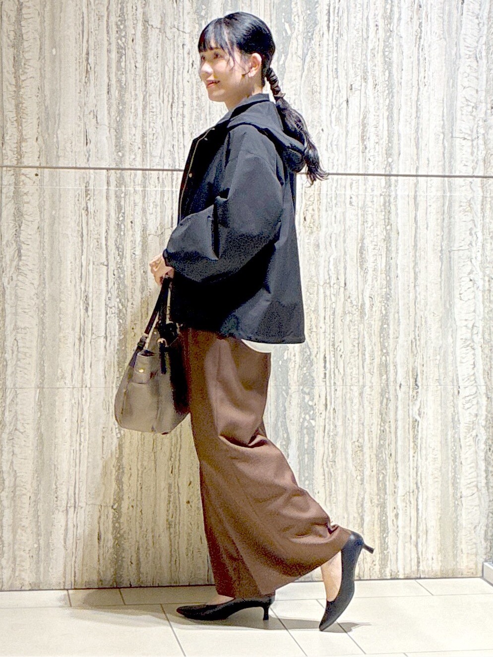 ブラック系のブルゾン、ホワイト系のシャツ/ブラウス、ブラウン系のその他パンツを着用したレディースの秋コーディネートの2枚目の写真