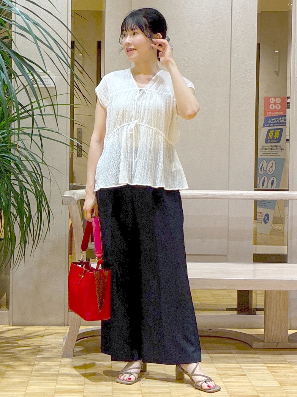 ホワイト系のシャツ/ブラウス、ブルー系のその他パンツ、ベージュ系のタンクトップを着用したレディースの夏コーディネートの6枚目の写真