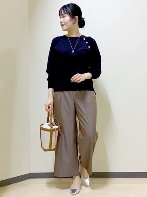 ブラウン系のその他パンツ、ブラック系のニット/セーター、イエロー系のショルダーバッグを着用したレディースの冬コーディネートの6枚目の写真