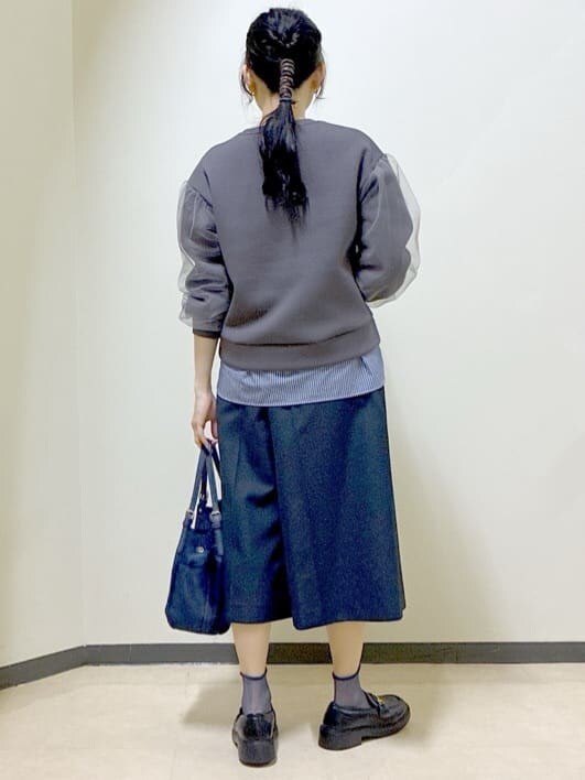 ベージュ系のその他パンツ、ブルー系のTシャツ/カットソー、ブルー系のその他パンツを着用したレディースの春コーディネートの3枚目の写真