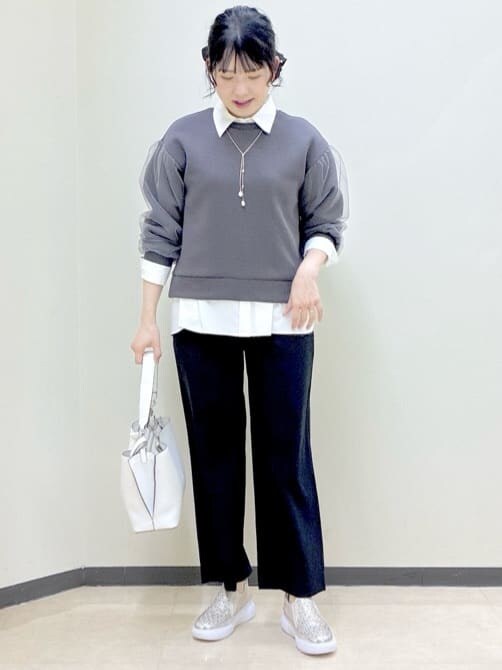 グレー系のTシャツ/カットソー、ホワイト系のシャツ/ブラウス、ブラック系のその他パンツを着用したレディースの春コーディネートの5枚目の写真