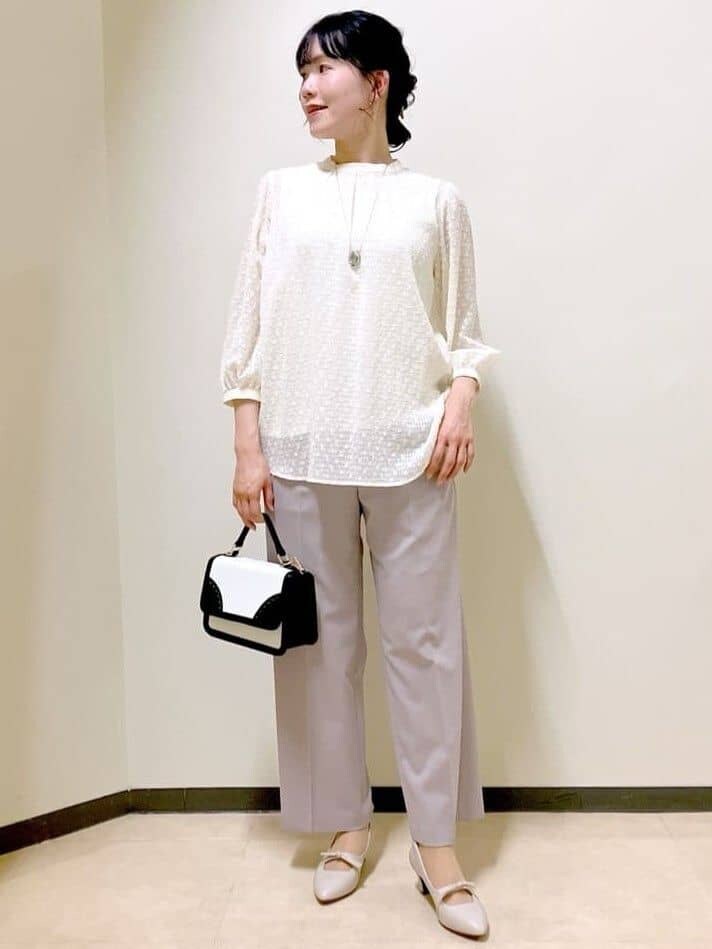 ベージュ系のシャツ/ブラウス、ブラウン系のその他パンツ、ブルー系のピーコートを着用したレディースの春コーディネートの6枚目の写真