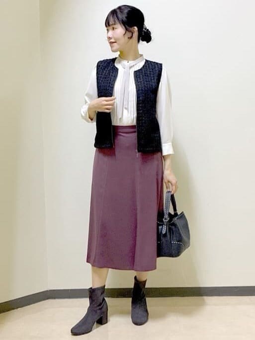 ホワイト系のシャツ/ブラウス、レッド系のスカート、ブラック系のベストを着用したレディースの冬コーディネートの6枚目の写真