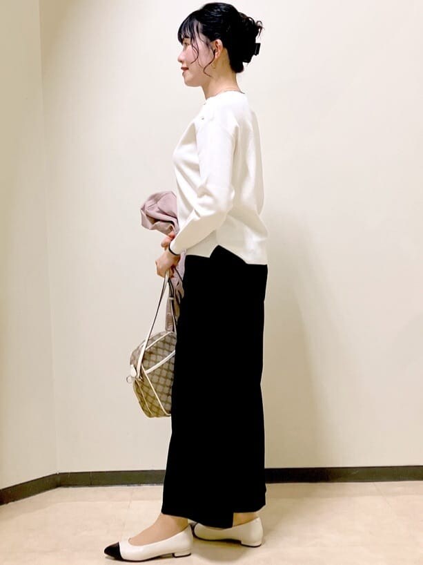ホワイト系のニット/セーター、ピンク系のデニムジャケット、ブラック系のその他パンツを着用したレディースの春コーディネートの2枚目の写真
