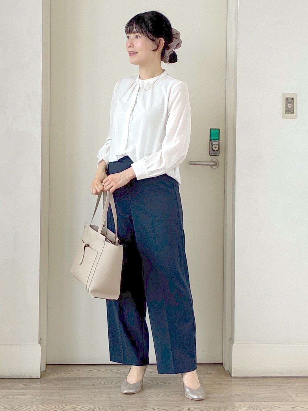ホワイト系のシャツ/ブラウス、ベージュ系のベスト、ブルー系のその他パンツを着用したレディースの夏コーディネートの6枚目の写真