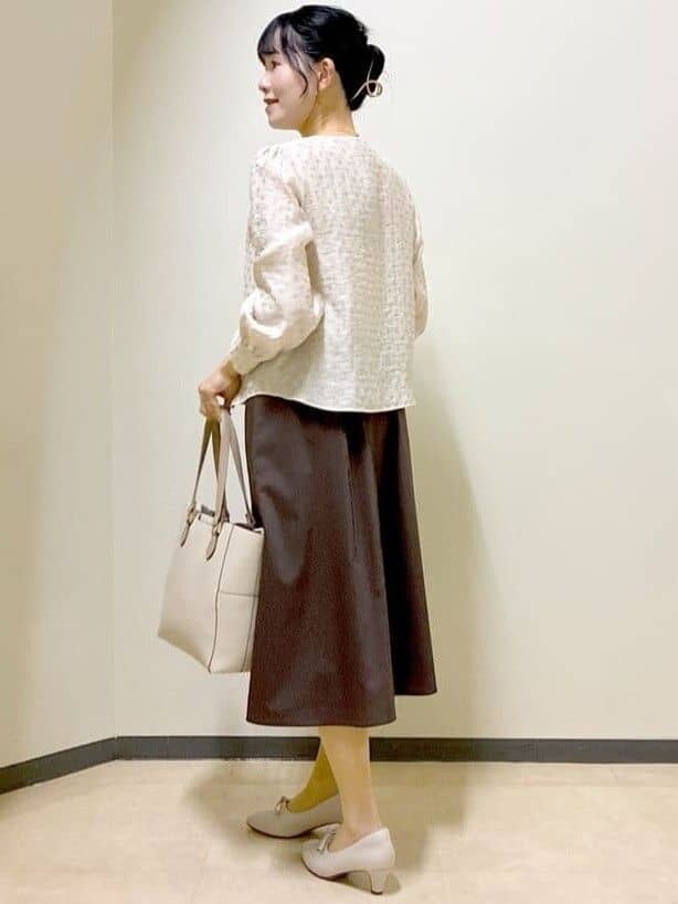 ベージュ系のシャツ/ブラウス、ブラウン系のスカート、ベージュ系のトートバッグを着用したレディースの春コーディネートの10枚目の写真