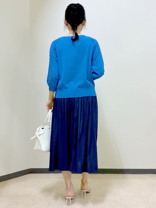ブルー系のニット/セーター、ブルー系のその他パンツ、グレー系のニット/セーターを着用したレディースの夏コーディネートの3枚目の写真