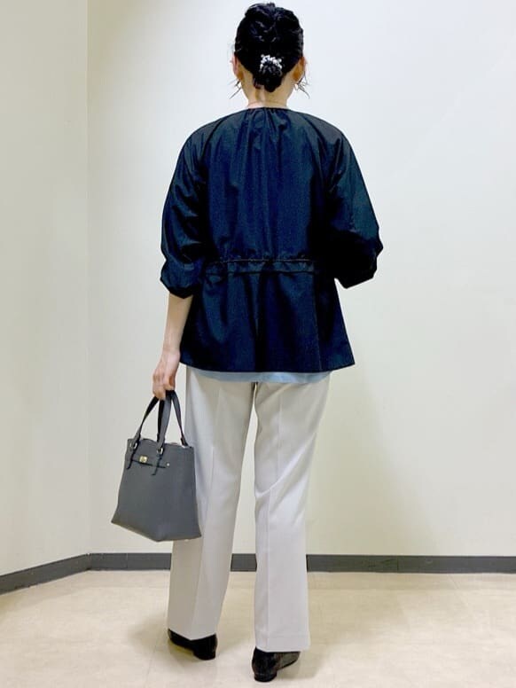 ブラック系のブルゾン、ブルー系のTシャツ/カットソー、ベージュ系のその他パンツを着用したレディースの秋コーディネートの3枚目の写真