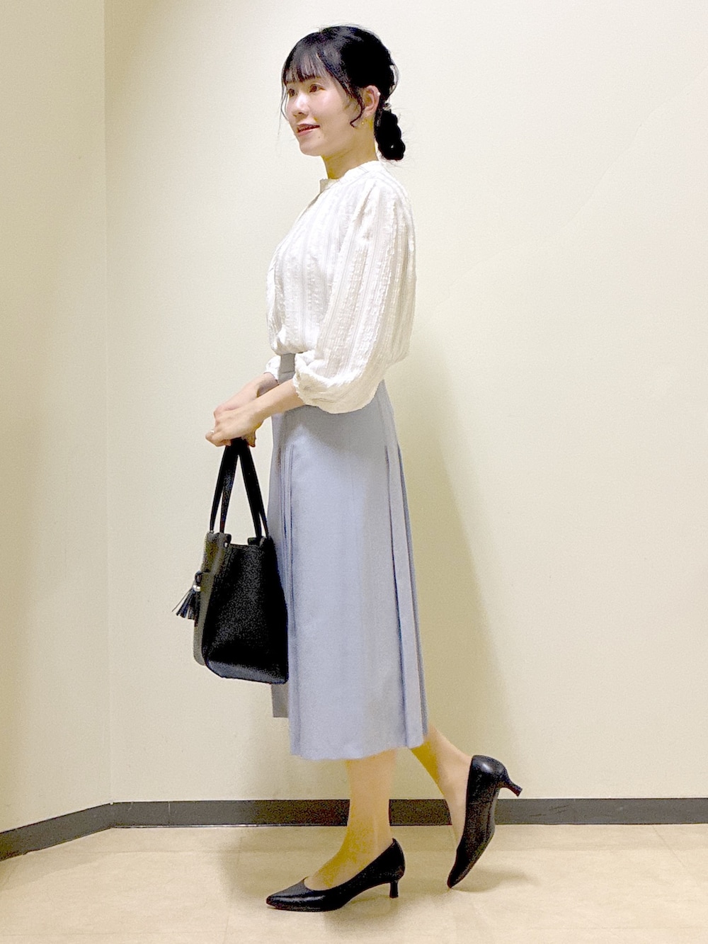 ホワイト系のシャツ/ブラウス、ブルー系のスカート、ブルー系のノーカラージャケットを着用したレディースの春コーディネートの2枚目の写真