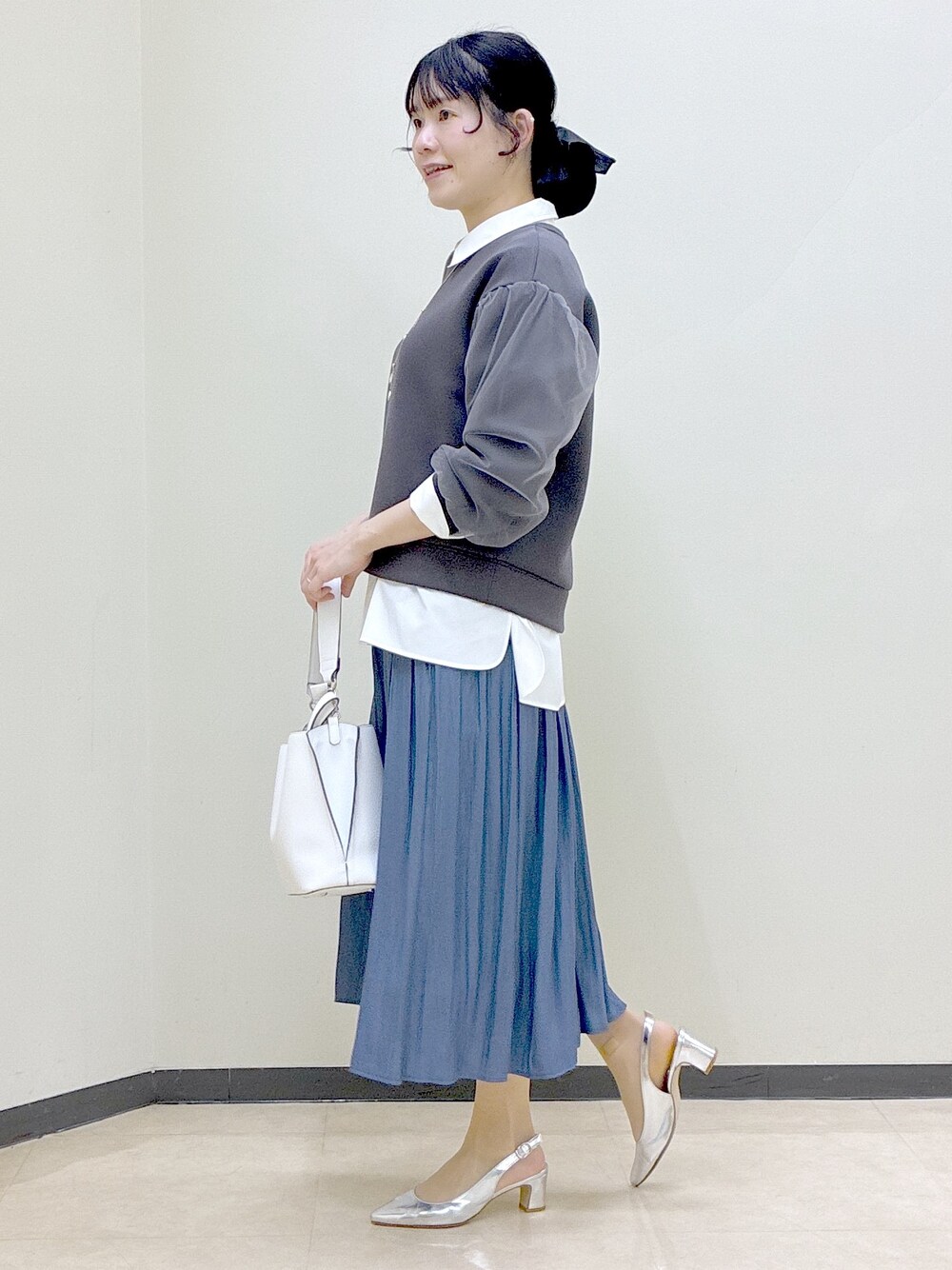 ブルー系のその他パンツ、ブラック系のその他パンツ、ホワイト系のシャツ/ブラウスを着用したレディースの春コーディネートの2枚目の写真