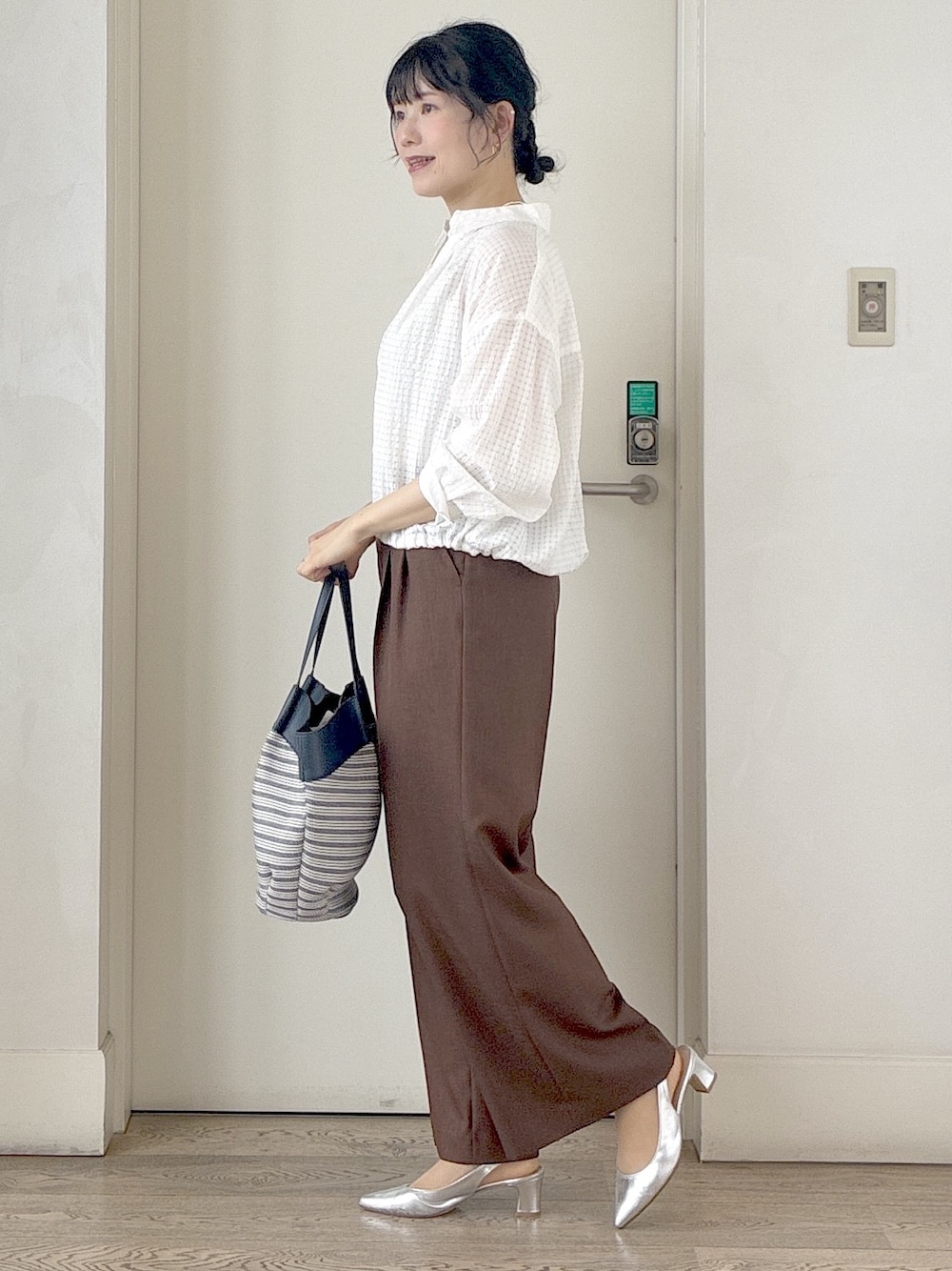 ホワイト系のシャツ/ブラウス、ブルー系のトートバッグ、ブラウン系のその他パンツを着用したレディースの春コーディネートの2枚目の写真