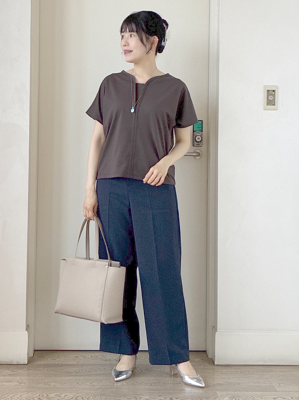 ブラウン系のTシャツ/カットソー、グリーン系のテーラードジャケット、ブルー系のその他パンツを着用したレディースの夏コーディネートの9枚目の写真