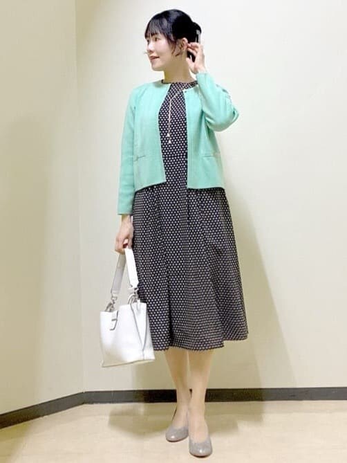 ベージュ系のワンピース、グリーン系のカーディガン/ボレロ、ホワイト系のトートバッグを着用したレディースの春コーディネートの8枚目の写真