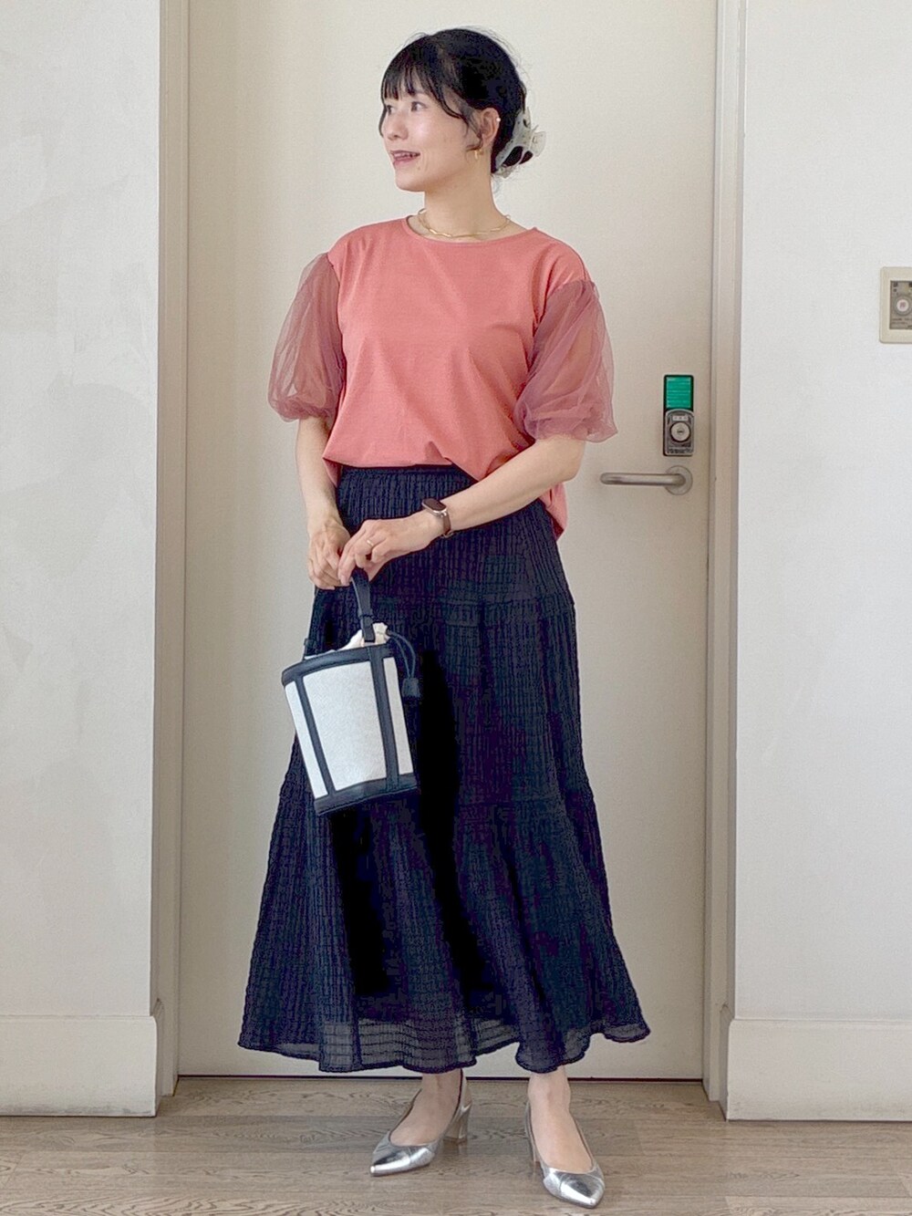 ピンク系のTシャツ/カットソー、ブルー系のスカート、ブルー系のショルダーバッグを着用したレディースの夏コーディネートの6枚目の写真