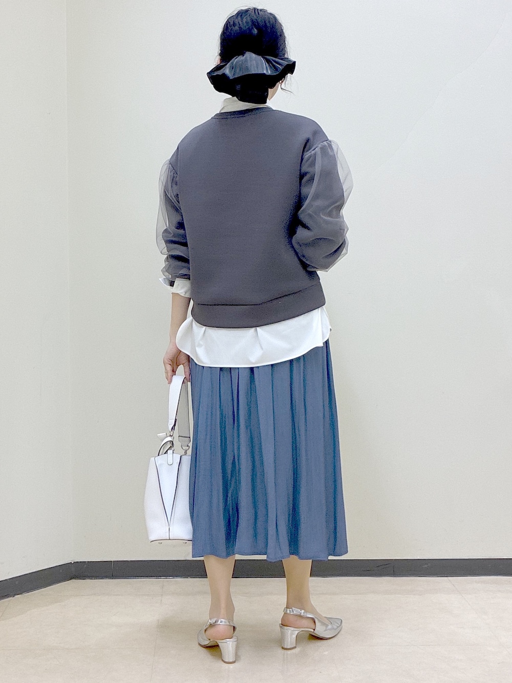 ブルー系のその他パンツ、ブラック系のその他パンツ、ホワイト系のシャツ/ブラウスを着用したレディースの春コーディネートの3枚目の写真