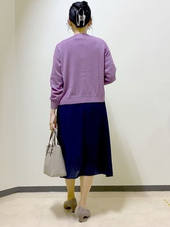 ピンク系のカーディガン/ボレロ、ブルー系のワンピース、ベージュ系のハンドバッグを着用したレディースの秋コーディネートの3枚目の写真