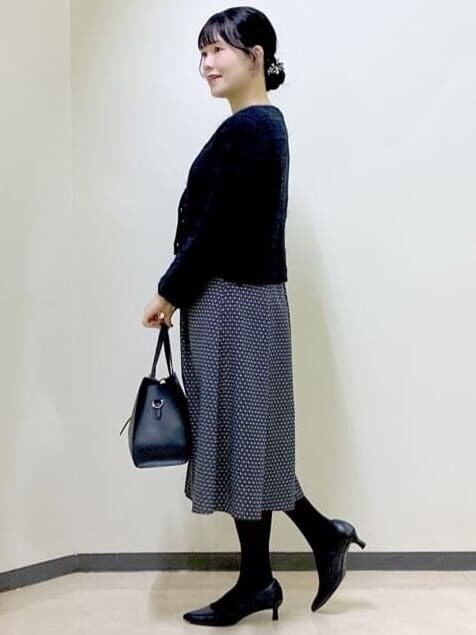 ブラック系のカーディガン/ボレロ、グレー系のワンピース、ブラック系のボストンバッグを着用したレディースの冬コーディネートの2枚目の写真