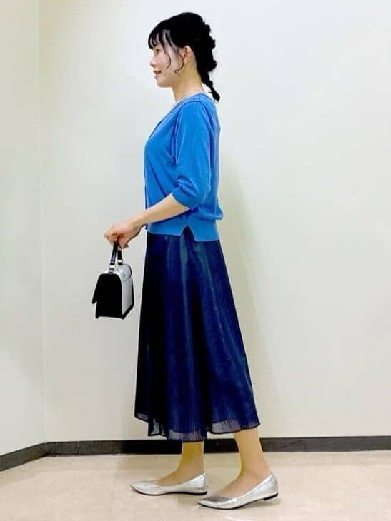 ブルー系のカーディガン/ボレロ、ホワイト系のタンクトップ、ブルー系のスカートを着用したレディースの夏コーディネートの2枚目の写真
