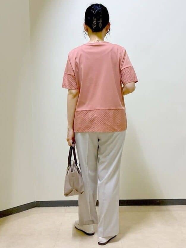 オレンジ系のTシャツ/カットソー、ベージュ系のその他パンツ、ベージュ系のトートバッグを着用したレディースの夏コーディネートの3枚目の写真