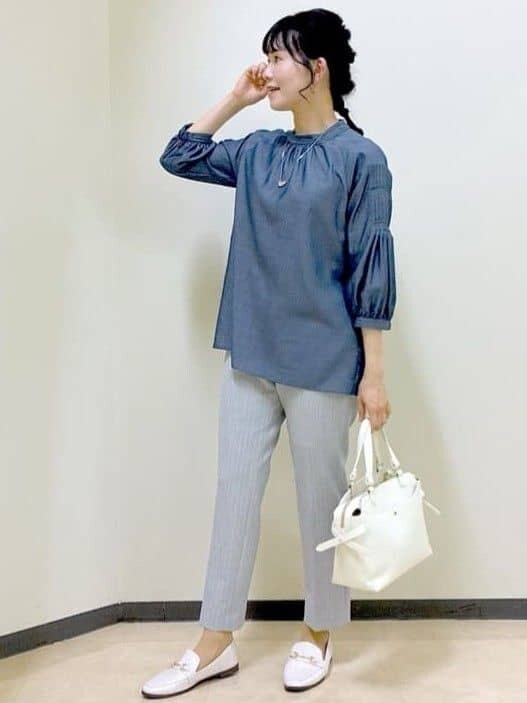 ブルー系のシャツ/ブラウス、グレー系のその他パンツ、ホワイト系のトートバッグを着用したレディースの夏コーディネートの6枚目の写真