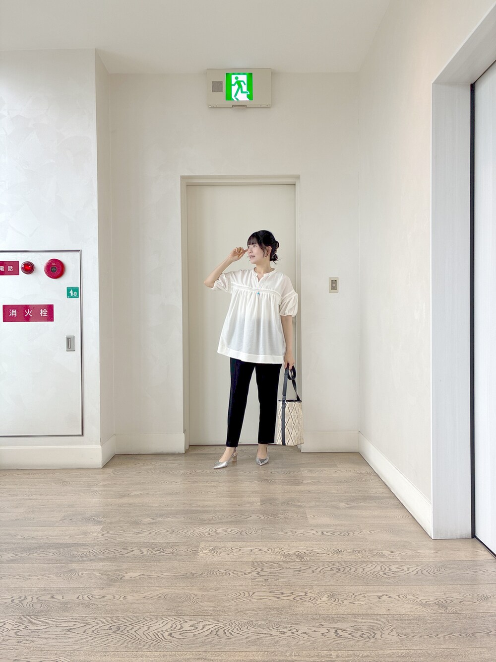 ホワイト系のシャツ/ブラウス、ベージュ系のタンクトップ、ブラック系のその他パンツを着用したレディースの夏コーディネートの5枚目の写真