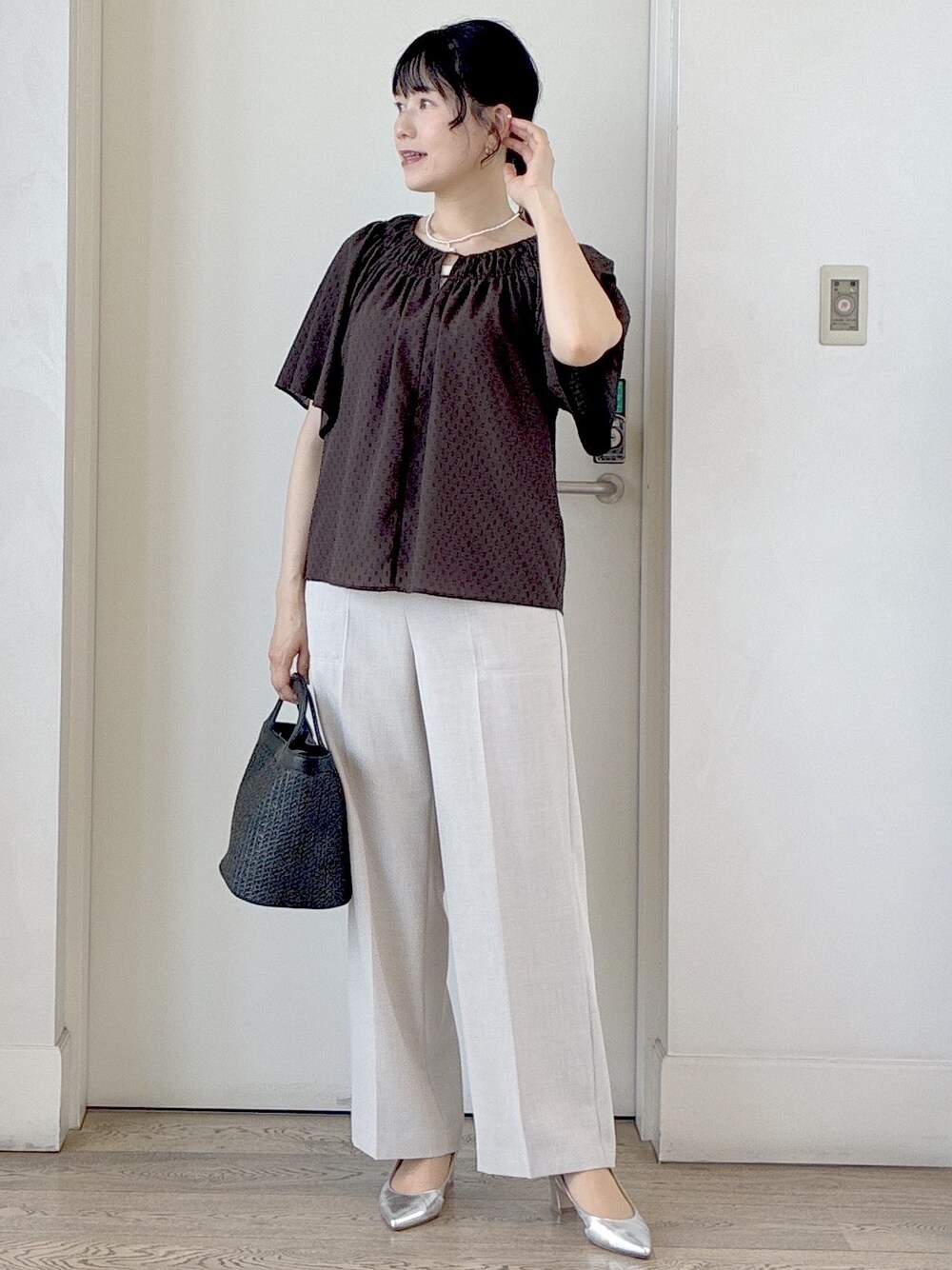 ベージュ系のその他パンツ、ブラウン系のシャツ/ブラウス、ブラック系のショルダーバッグを着用したレディースの春コーディネートの9枚目の写真