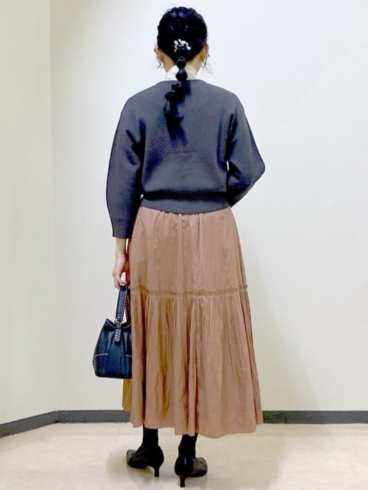 グレー系のカーディガン/ボレロ、ブラック系のタンクトップ、ホワイト系のTシャツ/カットソーを着用したレディースの冬コーディネートの3枚目の写真