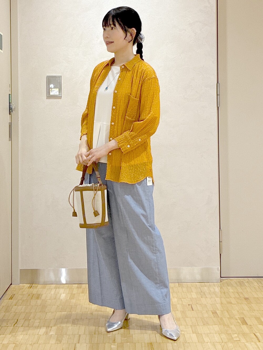 オレンジ系のシャツ/ブラウス、ホワイト系のTシャツ/カットソー、ブルー系のその他パンツを着用したレディースの夏コーディネートの6枚目の写真