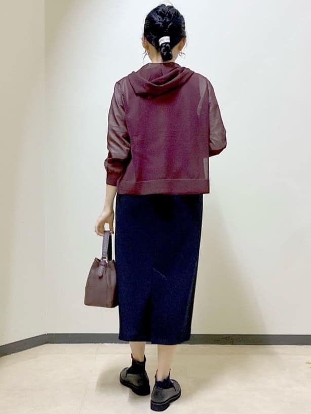 ブラウン系のカーディガン/ボレロ、ピンク系のTシャツ/カットソー、ブラック系のスカートを着用したレディースの秋コーディネートの3枚目の写真