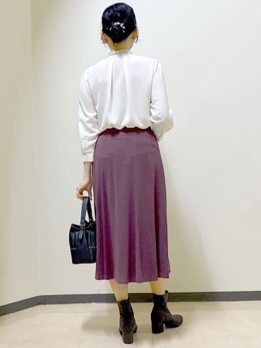 ホワイト系のシャツ/ブラウス、レッド系のスカート、ブラック系のベストを着用したレディースの冬コーディネートの3枚目の写真