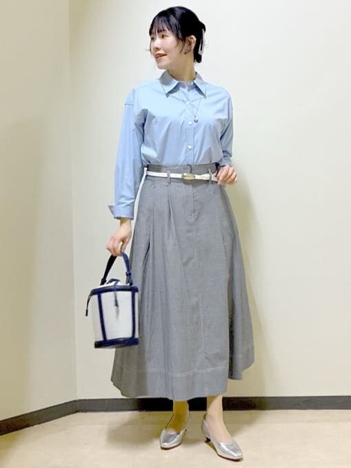 ブルー系のニット/セーター、ブルー系のシャツ/ブラウス、ブラック系のスカートを着用したレディースの春コーディネートの9枚目の写真
