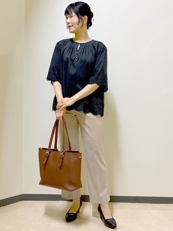 ブラック系のシャツ/ブラウス、ベージュ系のその他パンツ、ブラウン系のトートバッグを着用したレディースの夏コーディネートの6枚目の写真