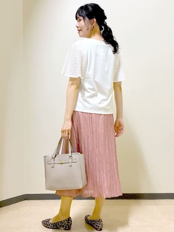 ホワイト系のTシャツ/カットソー、ベージュ系のカーディガン/ボレロ、ピンク系のスカートを着用したレディースの秋コーディネートの4枚目の写真