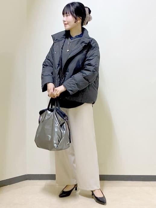 ブラック系のダウンジャケット/コート、グレー系のニット/セーター、ブルー系のシャツ/ブラウスを着用したレディースの冬コーディネートの7枚目の写真