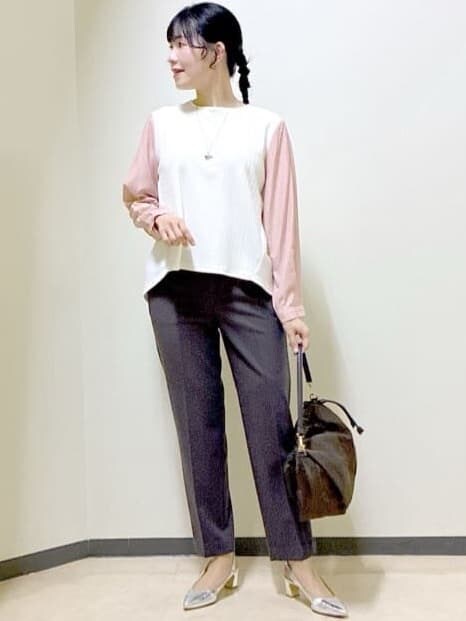 ホワイト系のTシャツ/カットソー、ブラウン系のその他パンツ、ブラウン系のショルダーバッグを着用したレディースの冬コーディネートの9枚目の写真