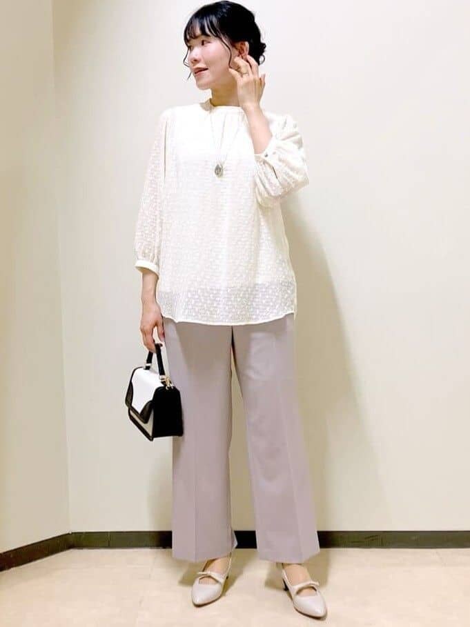 ベージュ系のシャツ/ブラウス、ブラウン系のその他パンツ、ブルー系のピーコートを着用したレディースの春コーディネートの5枚目の写真
