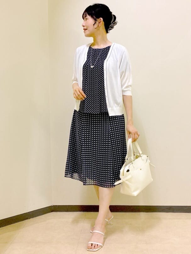 ホワイト系のカーディガン/ボレロ、ブルー系のシャツ/ブラウス、ブルー系のスカートを着用したレディースの夏コーディネートの6枚目の写真