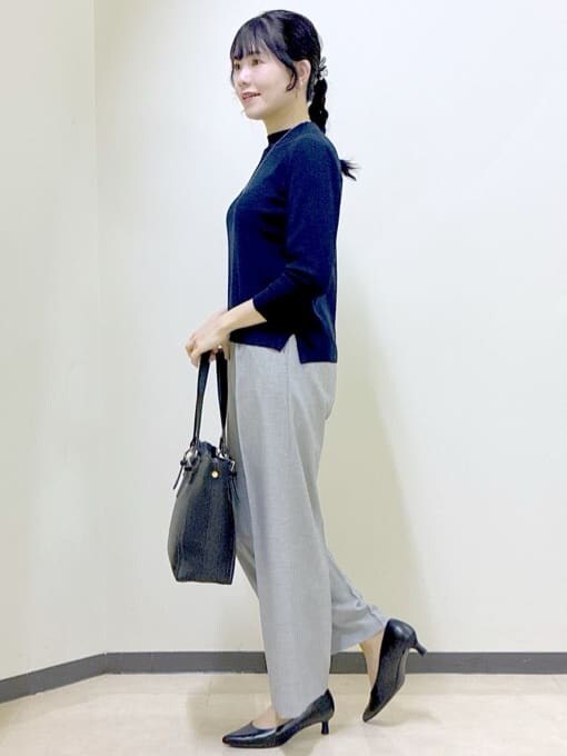 ブルー系のニット/セーター、グレー系のその他パンツ、グレー系のテーラードジャケットを着用したレディースの冬コーディネートの2枚目の写真