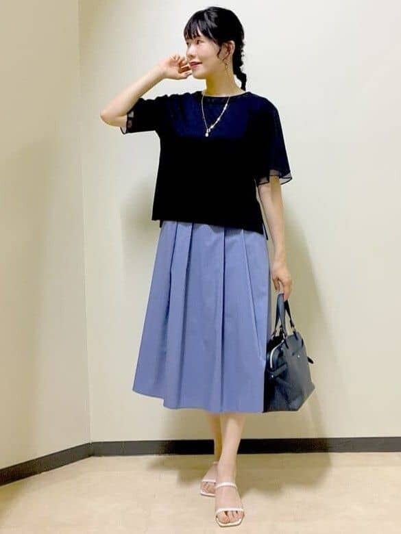 ブルー系のTシャツ/カットソー、ブルー系のスカート、ベージュ系のスカートを着用したレディースの夏コーディネートの6枚目の写真