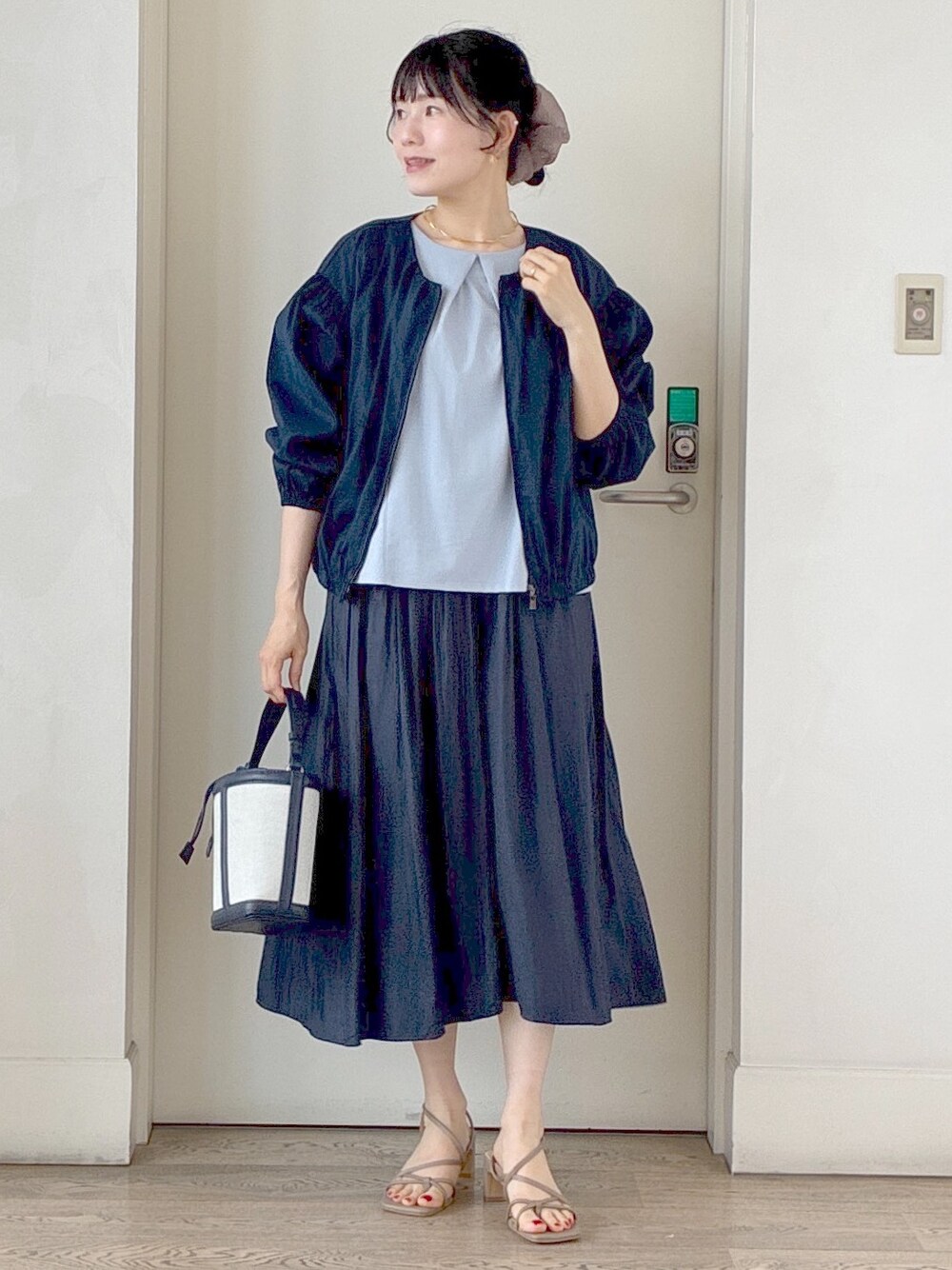 ブルー系のTシャツ/カットソー、ブルー系のブルゾン、ブルー系のその他パンツを着用したレディースの夏コーディネートの9枚目の写真