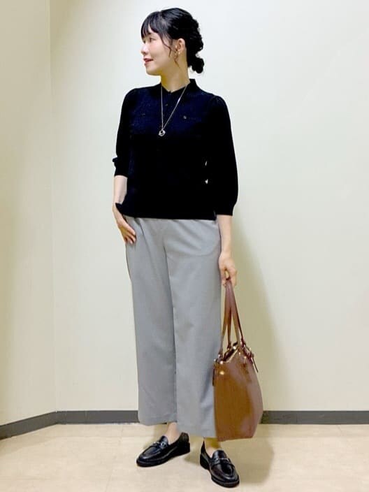 ブラック系のニット/セーター、グレー系のその他パンツ、レッド系のスカートを着用したレディースの秋コーディネートの5枚目の写真