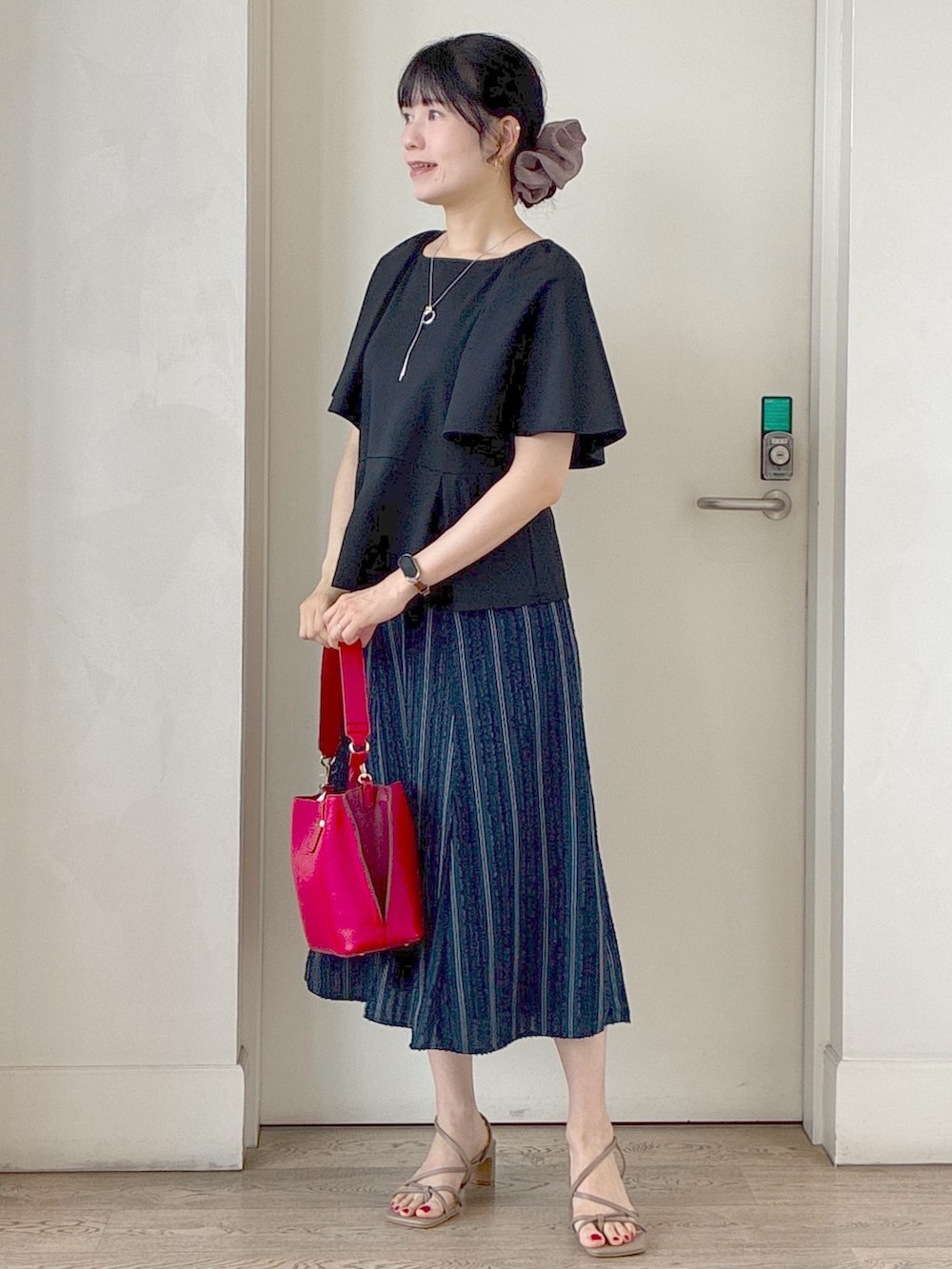 ブラック系のTシャツ/カットソー、ブルー系のスカート、レッド系のトートバッグを着用したレディースの夏コーディネートの8枚目の写真